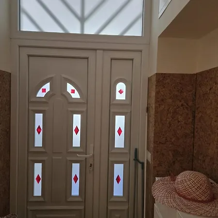 Kamelija - Center Minute To The Lejlighed *