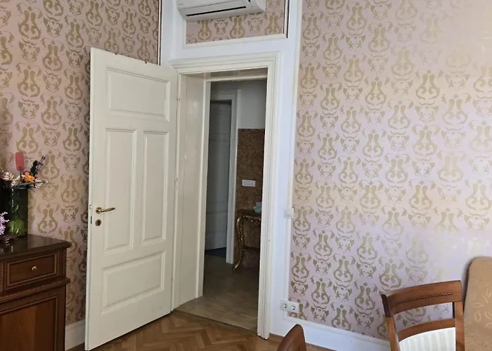 Kamelija - Center Minute To The Opatija